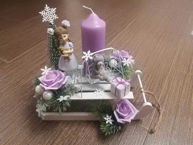 Vánoční svícen s holčičkou a medvídky na sáňkách