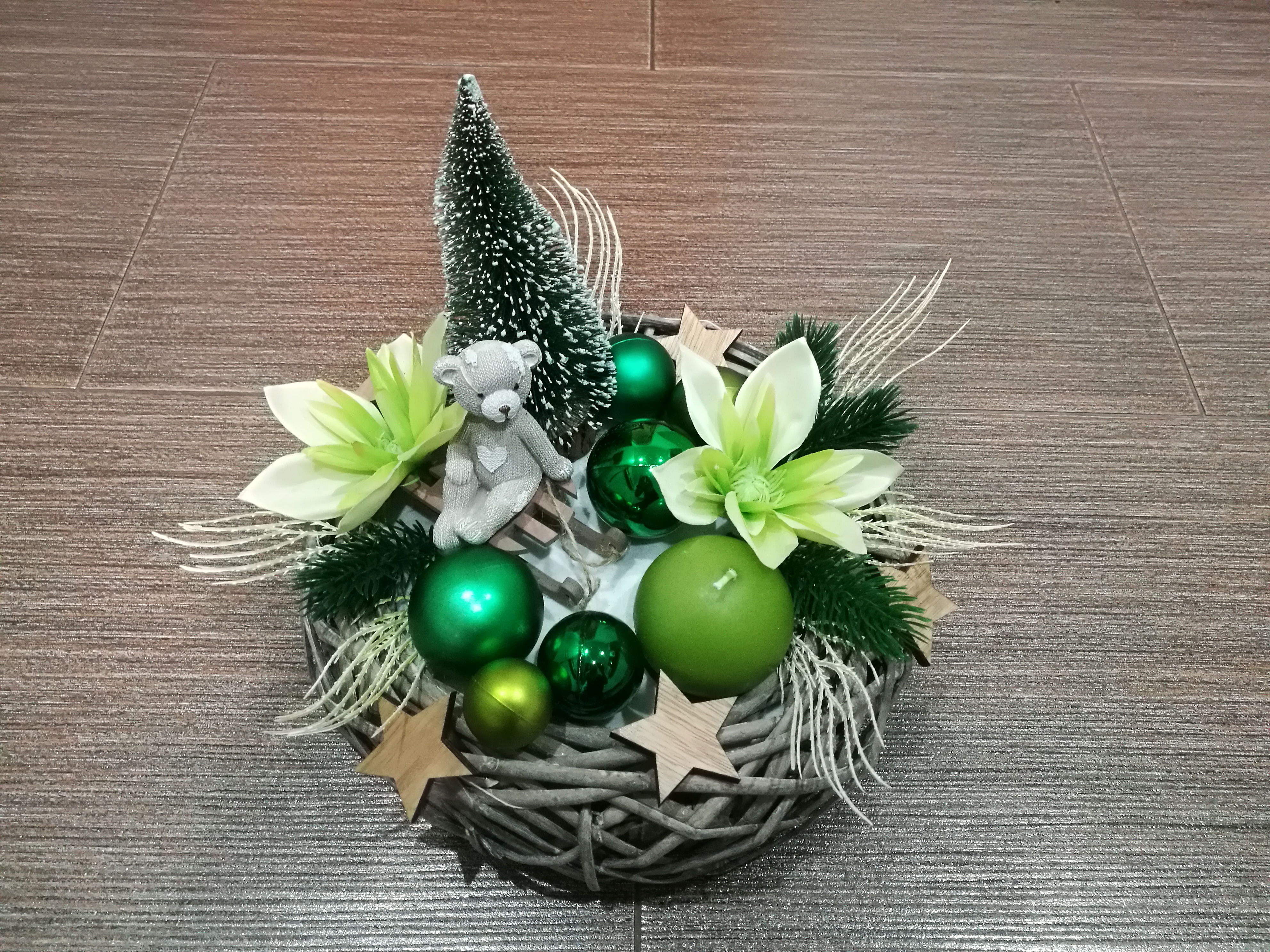 Vánoční zelená dekorace s medvídkem a svíčkou ve vrbové misce