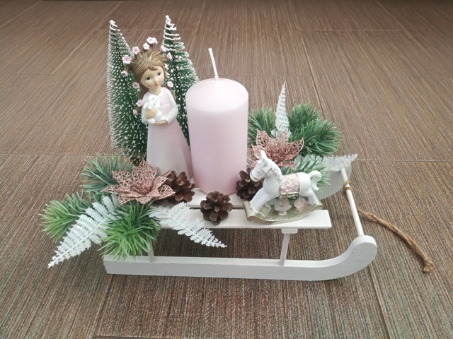 Vánoční svícen s holčičkou a koníkem na sáňkách