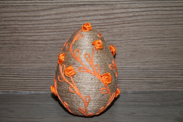 Jutové vajíčko s tmavě oranžovými růžemi