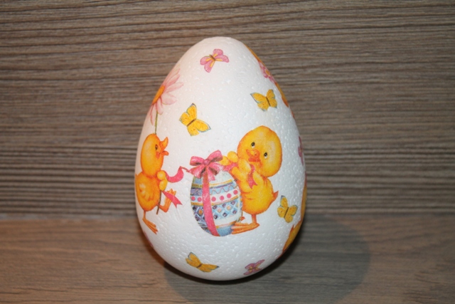 Velikonon dekorativn vejce Kutka s vajky a motlky