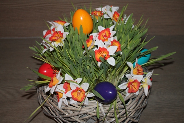 Velikonoční dekorace ve vrbovém obalu s osením, vajíčky a narcis