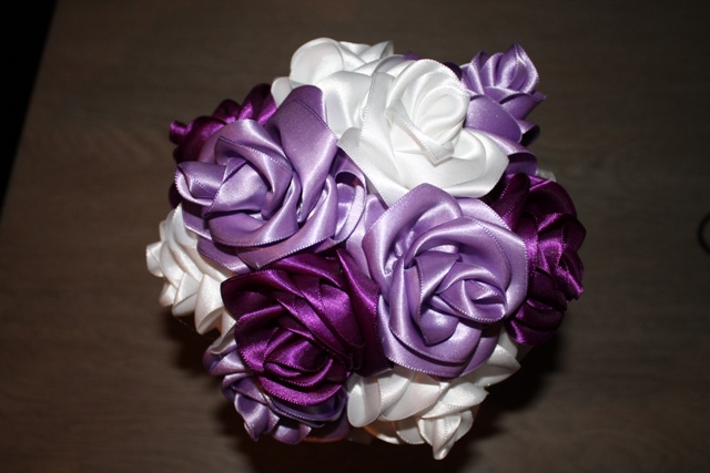 Svatební kytice z růží - bílá + fialová