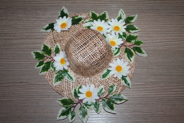 Dekorace na palmovém klobouku s kopretinami