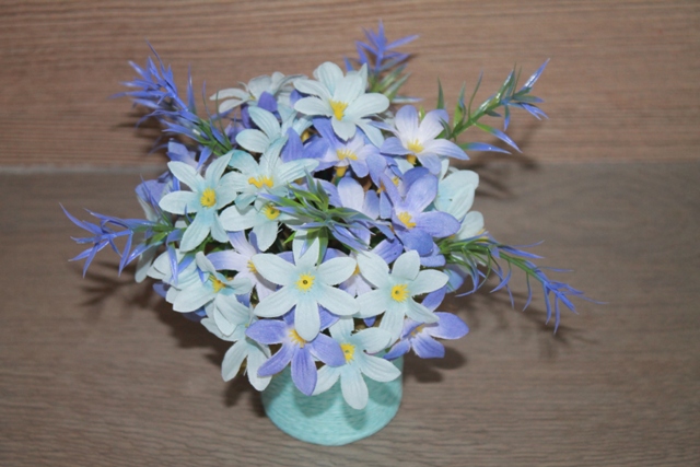 Květinová dekorace modro-fialová