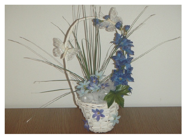 Proutěný košík s modrými květy